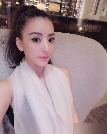 日前,郭富城网红女友方媛在微博晒出自拍与高级西餐的美照,荣升天王嫂
