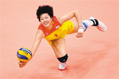 中国队球员袁心玥在比赛中救球(资料图片) 新华社发