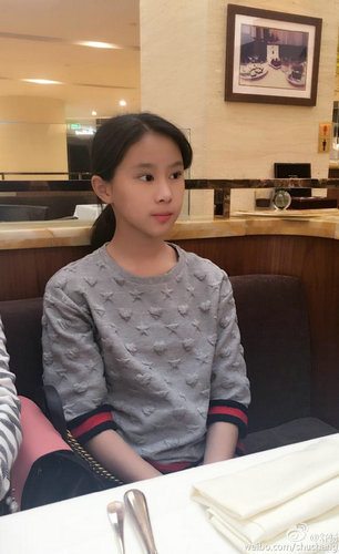 29岁舒畅与表妹晒素颜照,网友:这颜值简直逆天