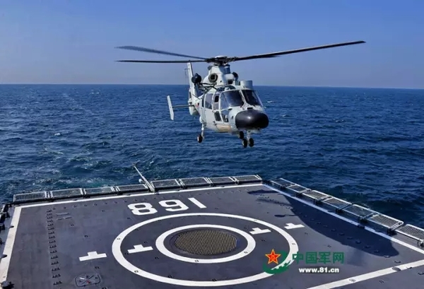 海上联合—2016"军事演习红方第1舰艇编队广州舰舰载直升机起飞侦察