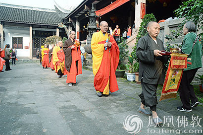 请僧(图片来源:凤凰佛教)此次祈福法会由重庆华岩寺常住朗旭法师主法