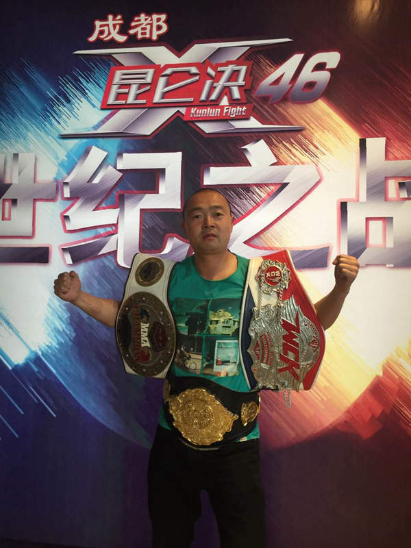 巴蜀笑星钟盅助阵昆仑决"笼斗之夜" 希望更多人了解mma_手机凤凰网
