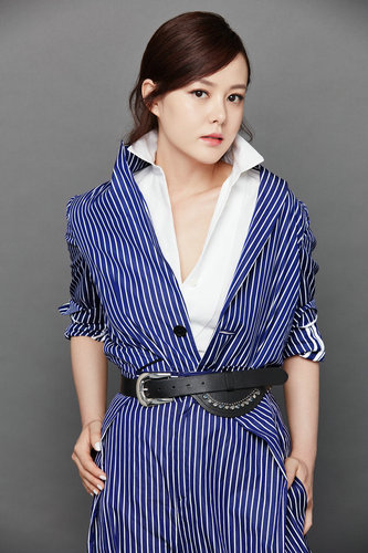 刘一含最新写真曝光 优雅干练演绎新时代女性