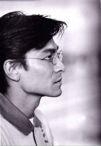 刘德华年轻旧照曝光神似黄晓明 网友:不输当今小鲜肉