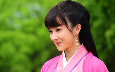 2003年因参演《李卫当官》在圈内人气飙升,2004年孙菲菲主演中韩合拍