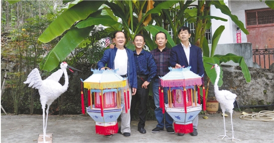 摊位上展示的精致纸艺宫灯和栩栩如生的纸扎仙鹤,极具地方特色,造型和