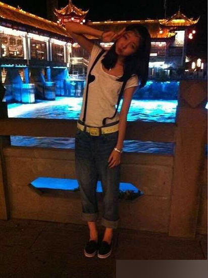 最近,网上曝光了一组王思聪女友——豆得儿以前的照片,非常青涩原标题