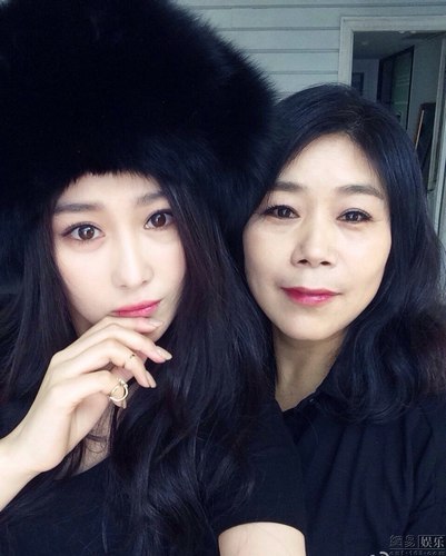 "范妈妈直接干政,在《还珠格格》播出之后,张传美就当起了女儿的经纪