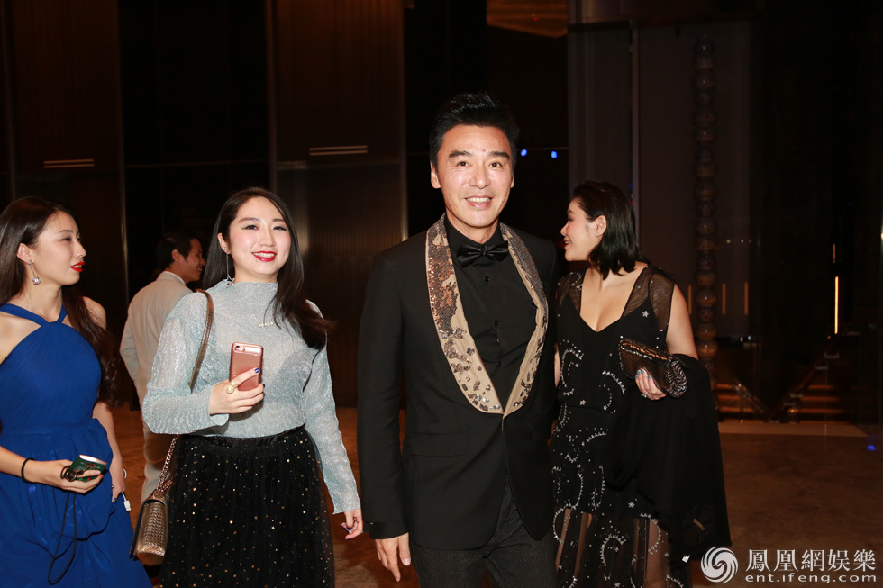 钟镇涛携妻子范姜现身.