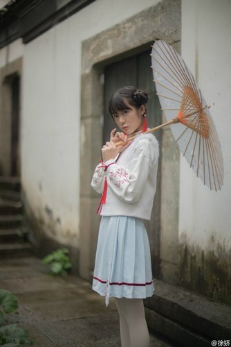大家闺秀!徐娇穿白袜撑伞 古典韵味十足