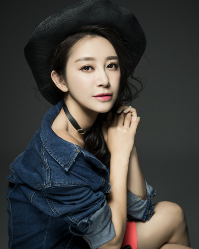 陈姝时尚写真大片曝光 妆容精致笑容甜美