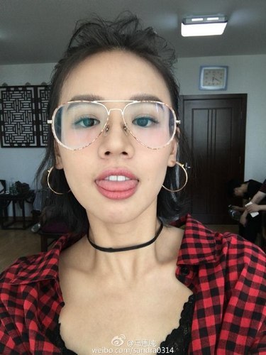 马思纯发自拍不用美颜,网友:嘴唇怎么了