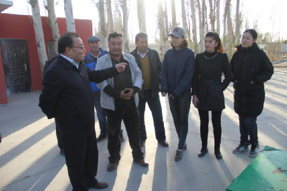 新疆教育厅党组副书记,厅长帕尔哈提·艾孜木调研库西吐尔村工作