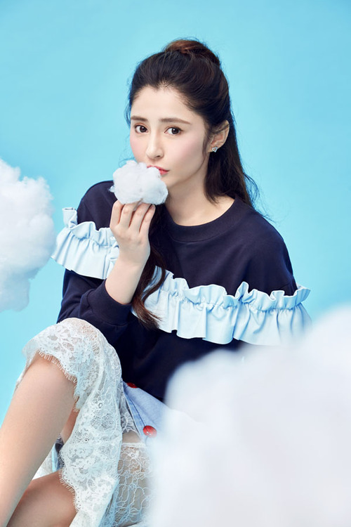 混血儿李心艾曝俏皮写真 秒变二次元糖果系少女