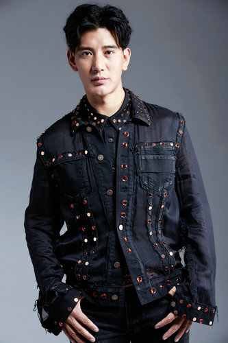 蒲巴甲最新写真曝光化身潮男展现野性魅力