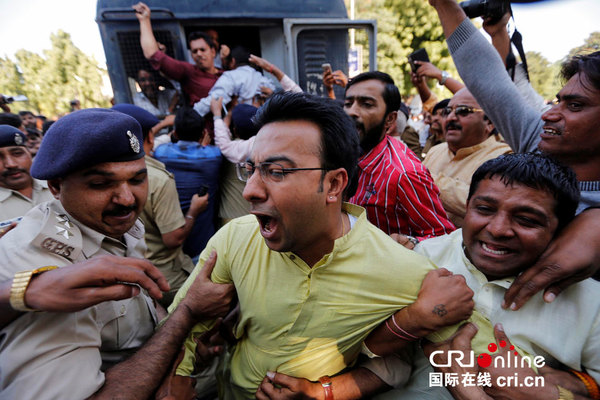 印度民众上街抗议废除高额卢比 与警察发生冲突
