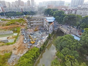 龙华办事处摘除坂田河道上的违建毒瘤