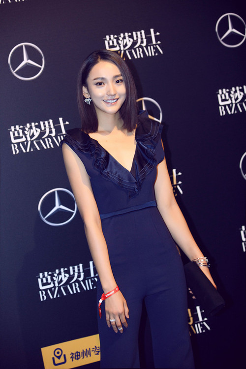"90后第一大青衣"艾晓琪优雅亮相《芭莎男士》盛典