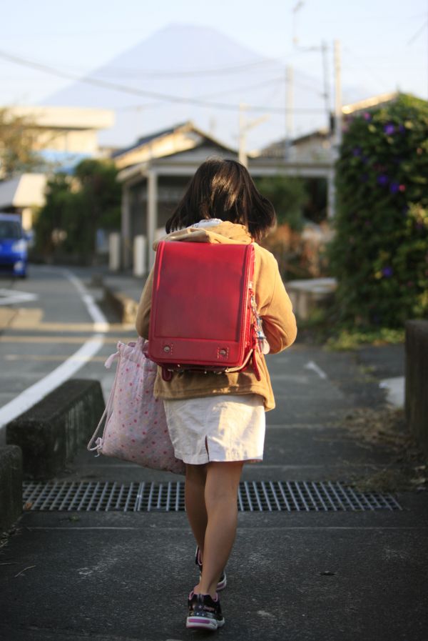 资料图:日本小学生背着书包去上学新华社记者 任正来 摄
