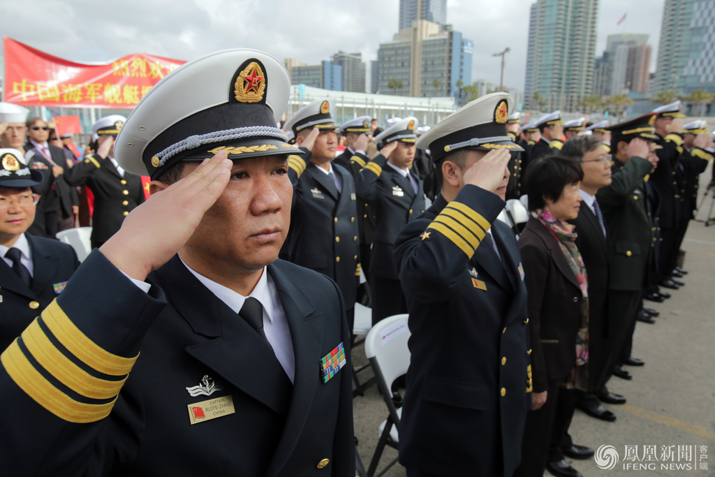 美海軍軍樂團奏兩國國歌,全體軍人面向國旗敬禮.