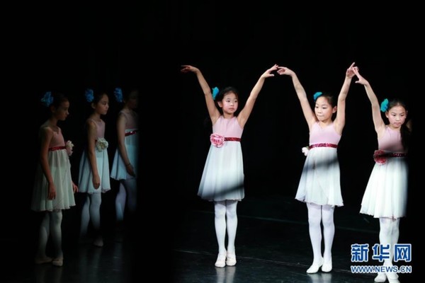 11月27日，孔岩舞蹈工作室的小学员在德国法兰克福国际剧院表演《跳着舞的雪花》。