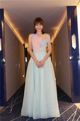 李艾应邀担任主持人 一身长裙亮相粉嫩抢眼