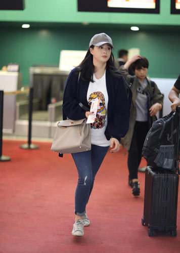 奔跑吧娘娘蒋欣狂奔赶飞机意外显露小粗腿