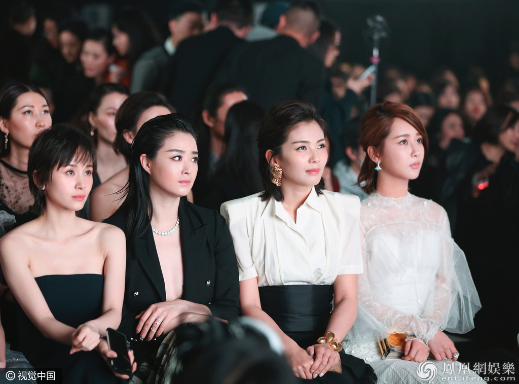 众星看秀:章子怡刘雯杨幂唐嫣邻座 欢乐颂五美重聚