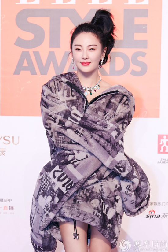 张雨琦亮相时尚活动 珠宝配帽衫展示奢侈街头风_凤凰时尚