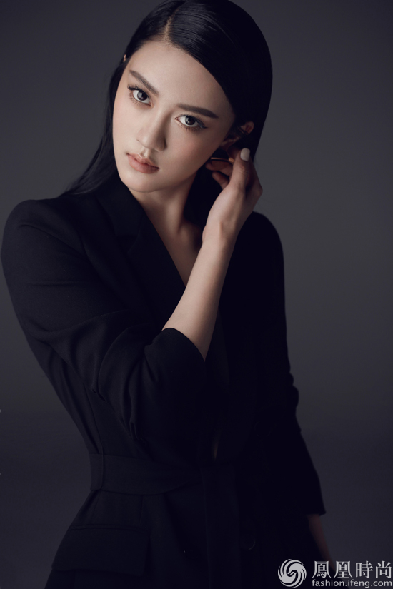 逯子霸气亮相年度盛典 红毯造型凸显百变气质