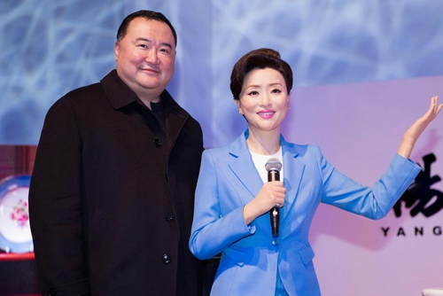 杨澜一家四口照,16岁女儿吴所惧好像妈妈小时候-凤凰新闻