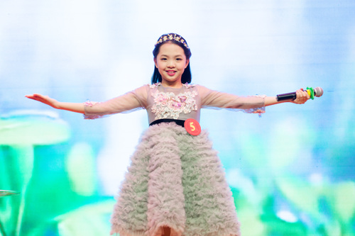 "十佳歌手"童星何正圆花开中国小金钟粤语歌唱吧舞台