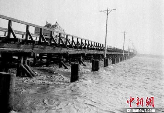 1969年,阿拉尔在塔里木河上游再次建成一座木质大桥. 杨东 摄