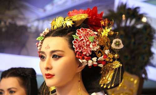 2016年12月19日讯,福建厦门,近日,厦门鼓浪屿一家蜡像馆在门口摆放了