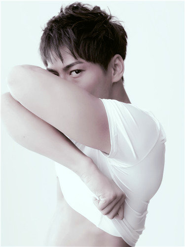 罗仲谦肌肉搭配睫毛杀man帅风获粉丝青睐