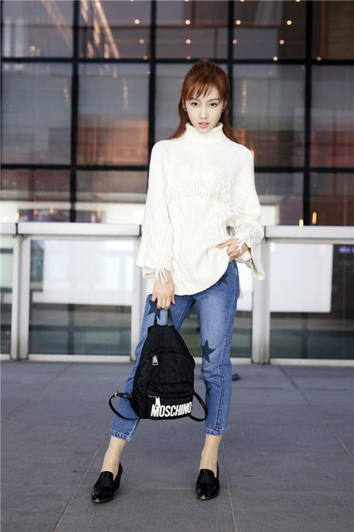宣璐冬日街拍look白衣牛仔裤演绎甜美时尚