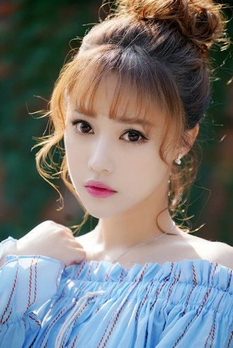 蓝格最新阳光甜美写真 莞尔浅笑清新袭人