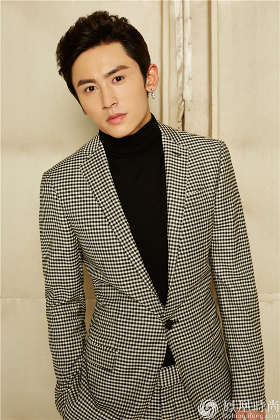 张哲瀚耳钉吸睛写真展不羁轻熟男魅力