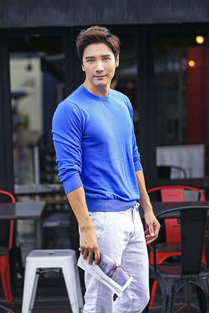 李泰街拍有型笑容清朗似冬日暖阳