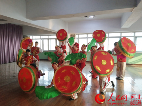 图为井陉拉花艺术团的团员们在为新春节日里的表演认真排练着.