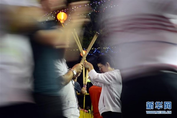 当日,新加坡华人在农历新年除夕夜到庙宇插头柱香为新年祈福.