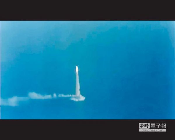 台媒关注大陆首曝092核潜艇发射巨浪-1：展示实力_手机凤凰网