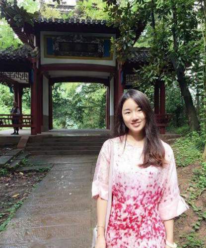 孟星亚现在美国读书女儿与孟非的长相十分的相像,都是圆圆的脸.