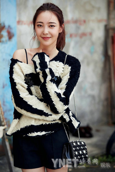 米露最新街拍曝光小露香肩玩转简单随性风