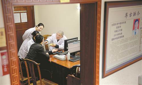 重庆老中医段亚亭:九旬高龄 一线坐诊_凤凰资讯
