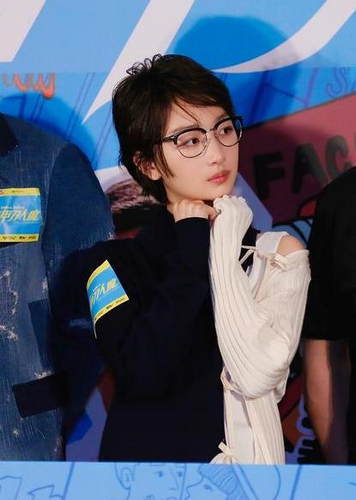 周冬雨戴眼镜秒变学生妹 擦肩影后不失望