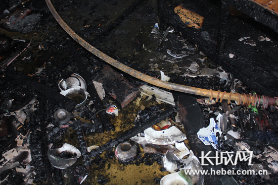 纵火现场一片狼藉.温彦文 摄