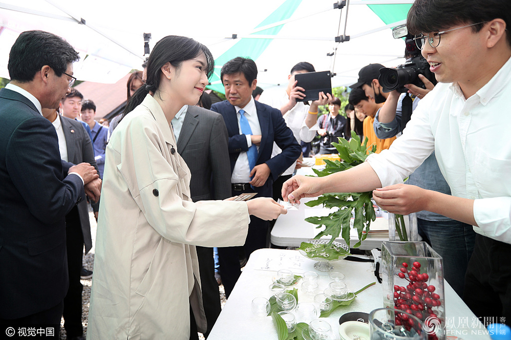 韩国总统候选人看望慰安妇 行跪拜大礼