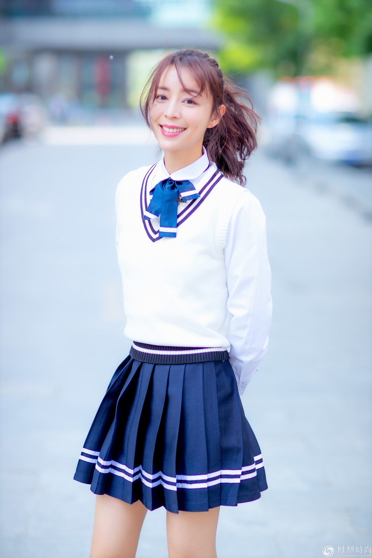 张静初学生装重返校园 化身青春美丽学妹