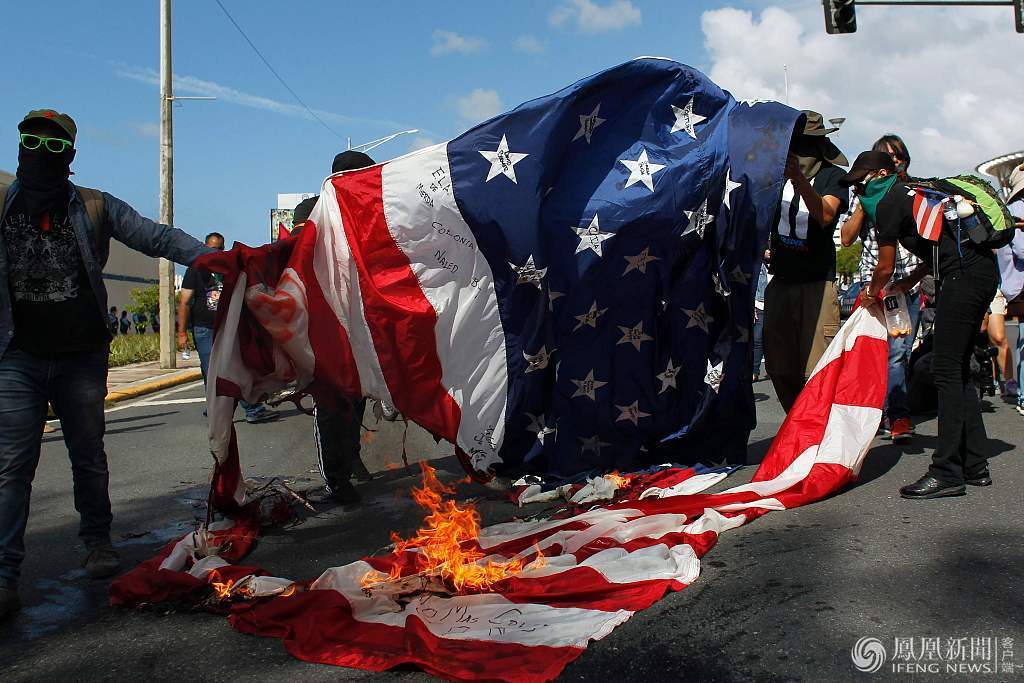 波多黎各民众焚烧美国国旗 抗议加入美国公投